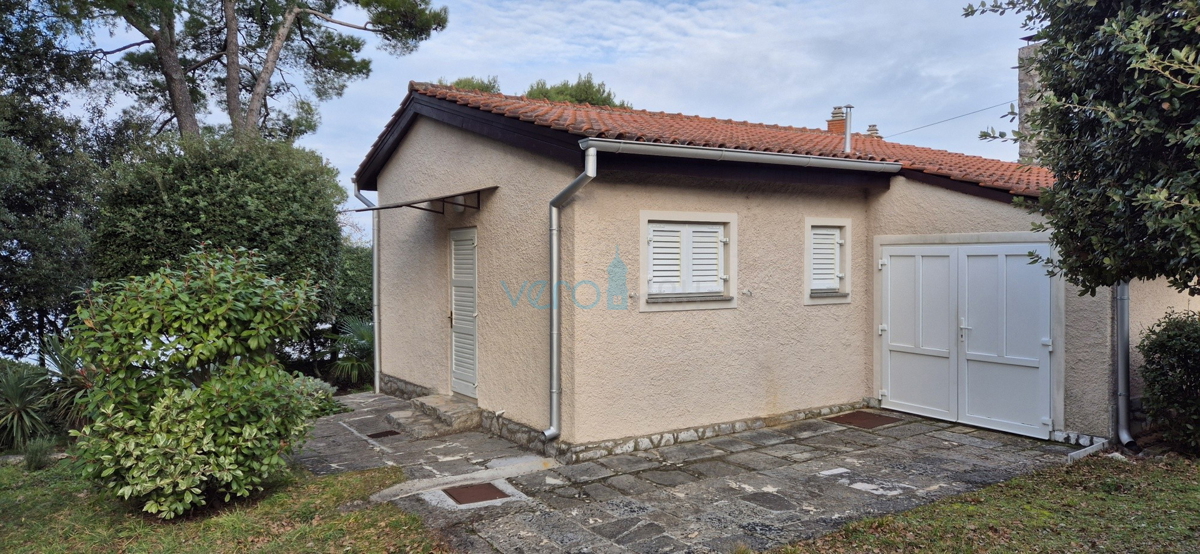 Malinska, Isola di Krk, casa indipendente, giardino, prima fila sul mare, vendita