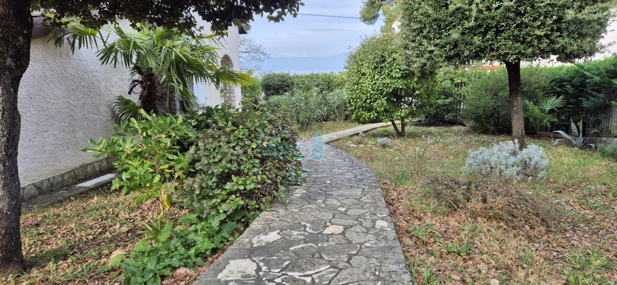 Malinska, Isola di Krk, casa indipendente, giardino, prima fila sul mare, vendita