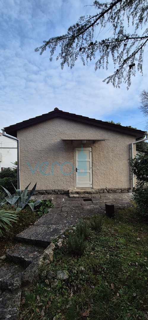 Malinska, Isola di Krk, casa indipendente, giardino, prima fila sul mare, vendita