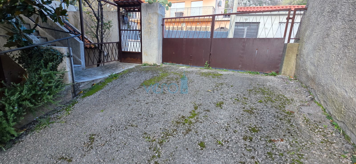 Novi Vinodolski, Bribir, casa bifamiliare 115m2 con giardino di 800m2, vendita