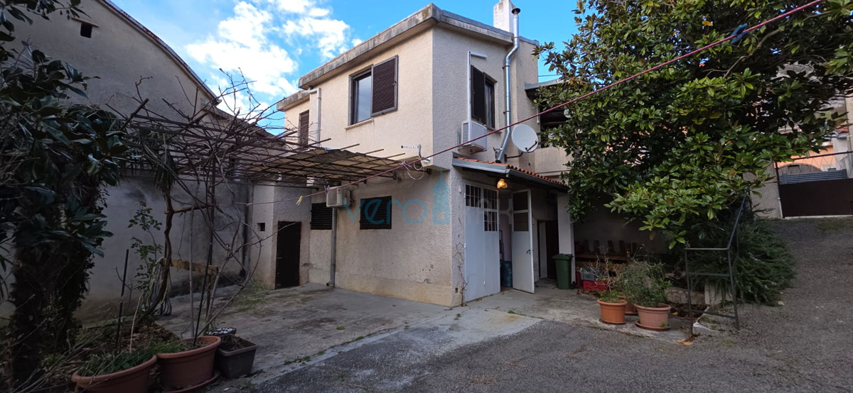 Novi Vinodolski, Bribir, casa bifamiliare 115m2 con giardino di 800m2, vendita