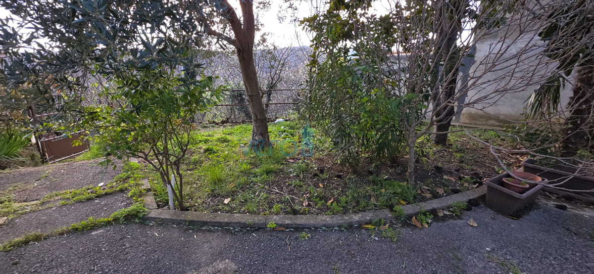 Novi Vinodolski, Bribir, casa bifamiliare 115m2 con giardino di 800m2, vendita