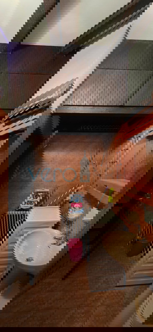 Novi Vinodolski, Bribir, casa bifamiliare 115m2 con giardino di 800m2, vendita