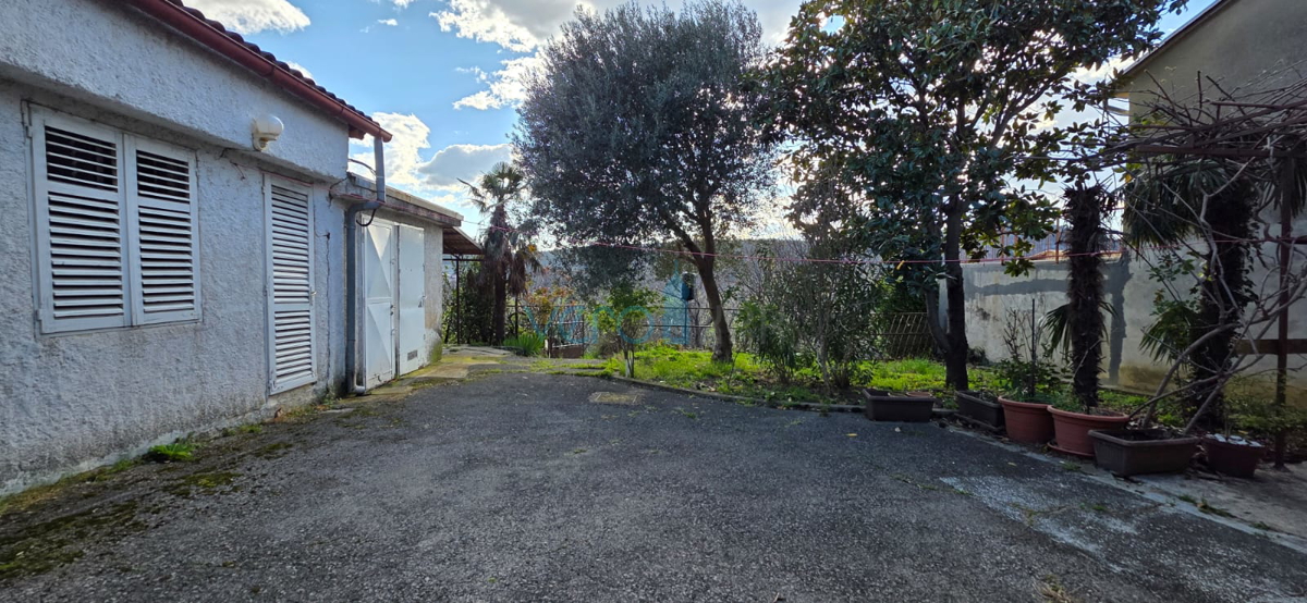 Novi Vinodolski, Bribir, casa bifamiliare 115m2 con giardino di 800m2, vendita