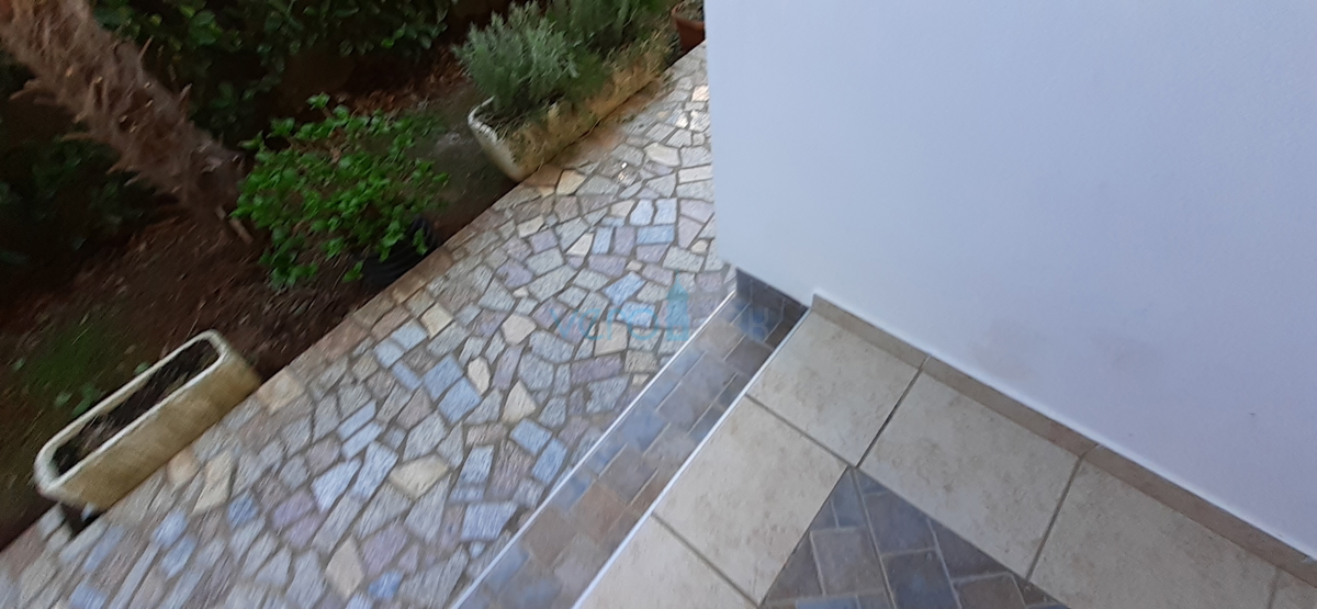 Isola di Krk, Šilo, casa con cinque appartamenti vicino al mare, in vendita