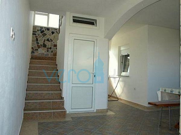 Isola di Krk, Šilo, casa con cinque appartamenti vicino al mare, in vendita