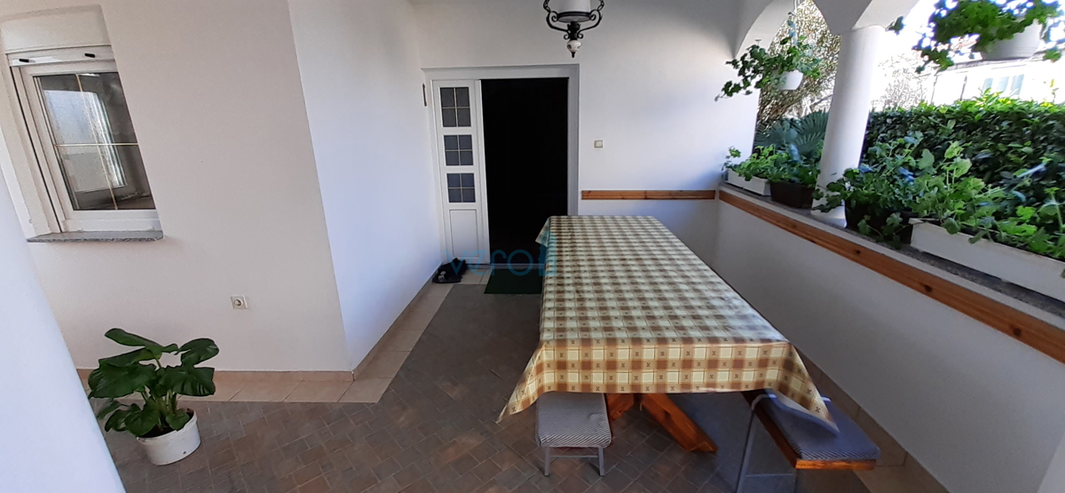 Isola di Krk, Šilo, casa con cinque appartamenti vicino al mare, in vendita