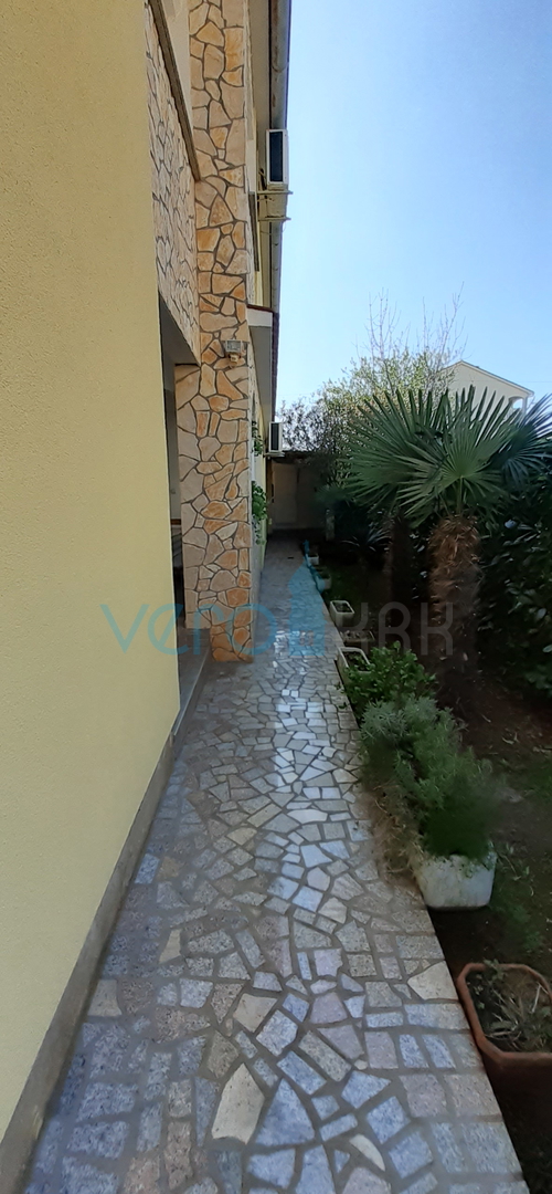 Isola di Krk, Šilo, casa con cinque appartamenti vicino al mare, in vendita