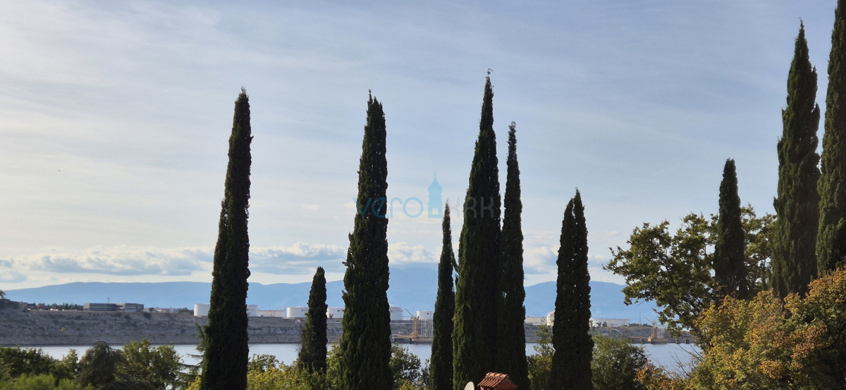 Isola di Krk, Omišalj, Appartamento al primo piano con vista mare, giardino, a 170 m dal mare, vendita