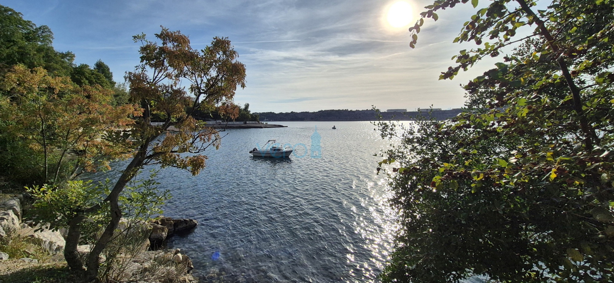 Isola di Krk, Omišalj, Appartamento al primo piano con vista mare, giardino, a 170 m dal mare, vendita