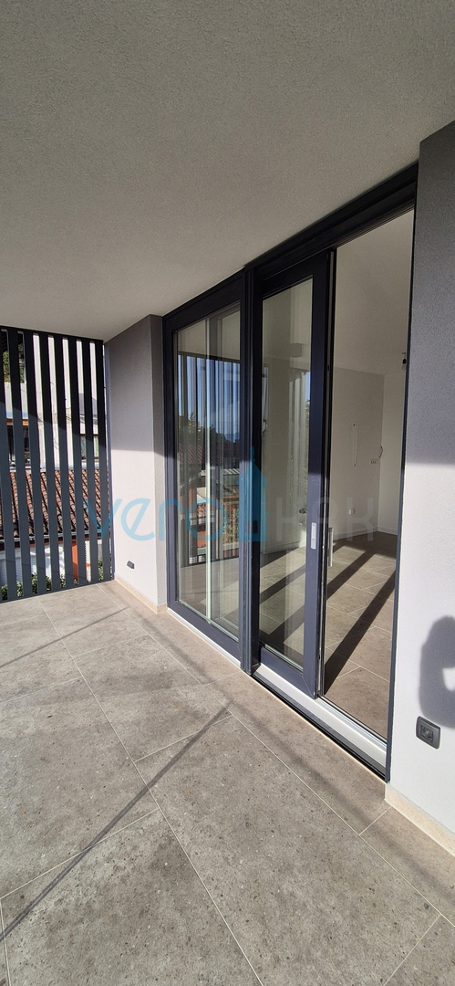 Isola di Krk, Omišalj, Appartamento al primo piano con vista mare, giardino, a 170 m dal mare, vendita