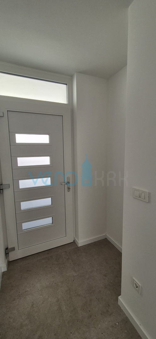 Isola di Krk, Omišalj, Appartamento al primo piano con vista mare, giardino, a 170 m dal mare, vendita