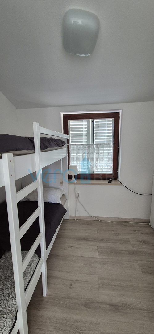 Città di Krk, periferia, casa indipendente con 3 appartamenti, giardino, vista mare, in vendita