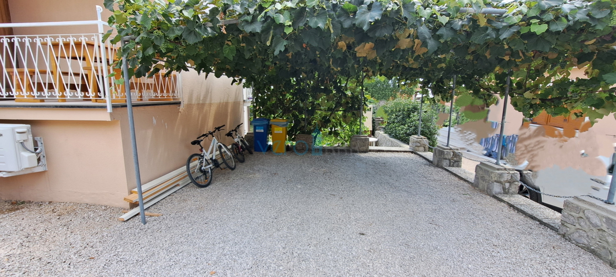 Città di Krk, periferia, casa indipendente con 3 appartamenti, giardino, vista mare, in vendita