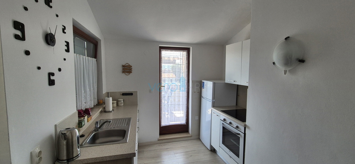 Città di Krk, periferia, casa indipendente con 3 appartamenti, giardino, vista mare, in vendita