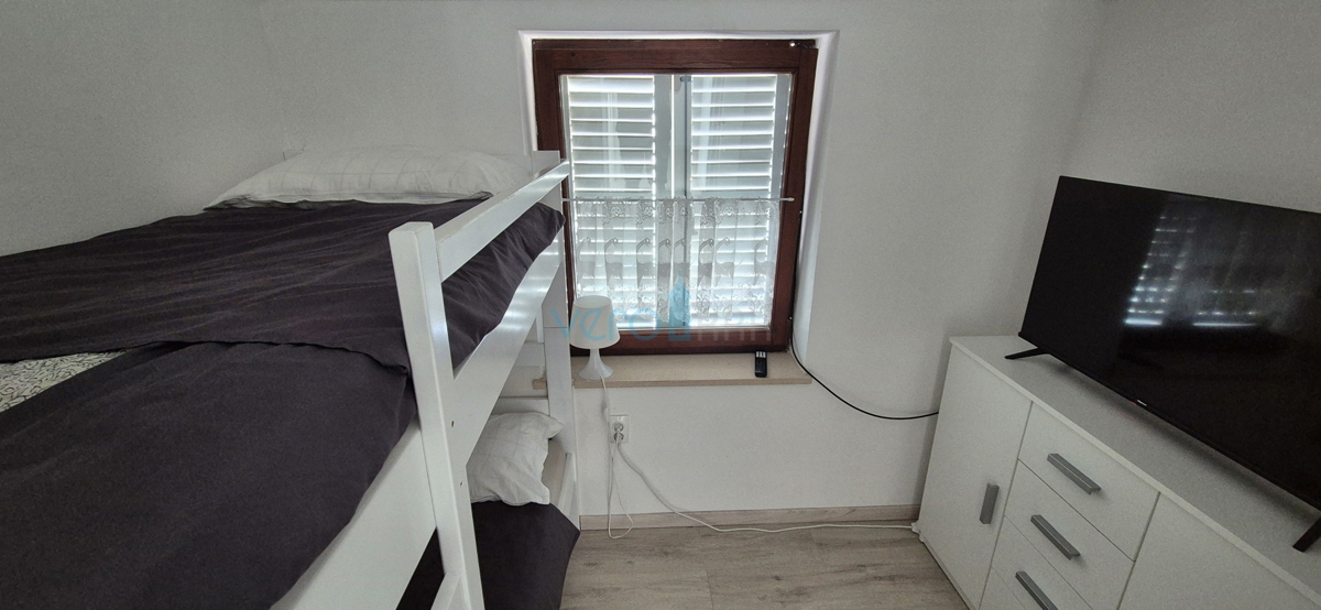 Città di Krk, periferia, casa indipendente con 3 appartamenti, giardino, vista mare, in vendita