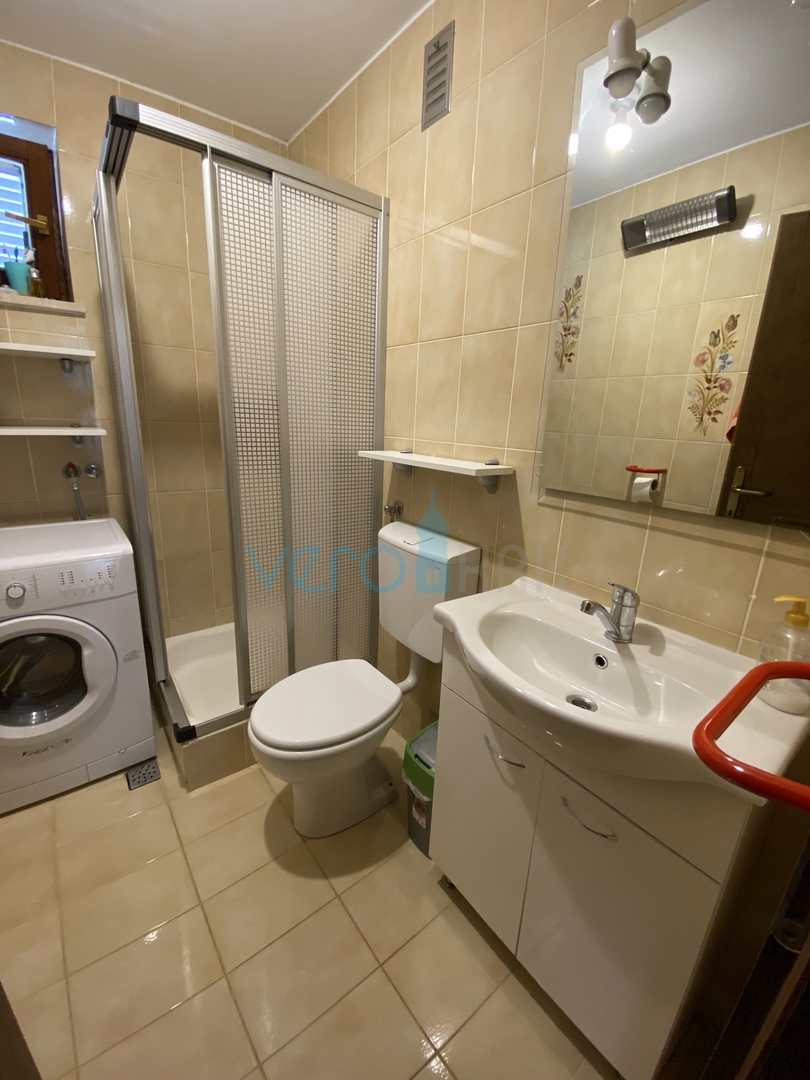 Città di Krk, periferia, casa indipendente con 3 appartamenti, giardino, vista mare, in vendita