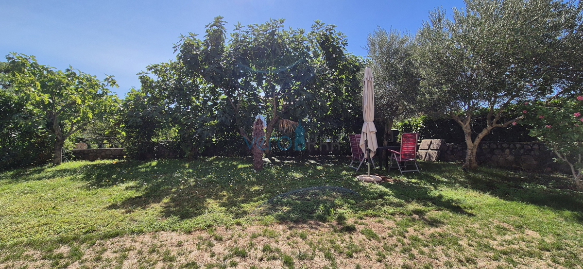 Città di Krk, periferia, casa indipendente con 3 appartamenti, giardino, vista mare, in vendita