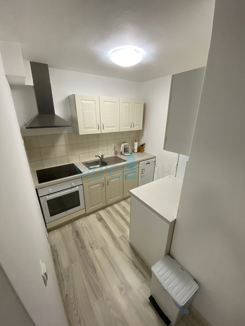 Città di Krk, periferia, casa indipendente con 3 appartamenti, giardino, vista mare, in vendita