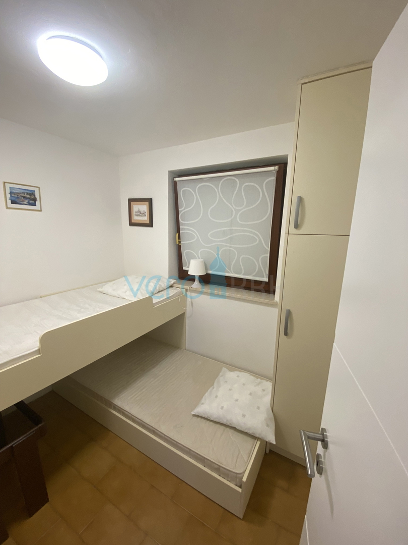 Città di Krk, periferia, casa indipendente con 3 appartamenti, giardino, vista mare, in vendita