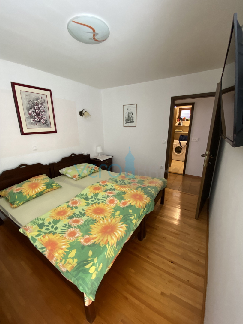 Città di Krk, periferia, casa indipendente con 3 appartamenti, giardino, vista mare, in vendita