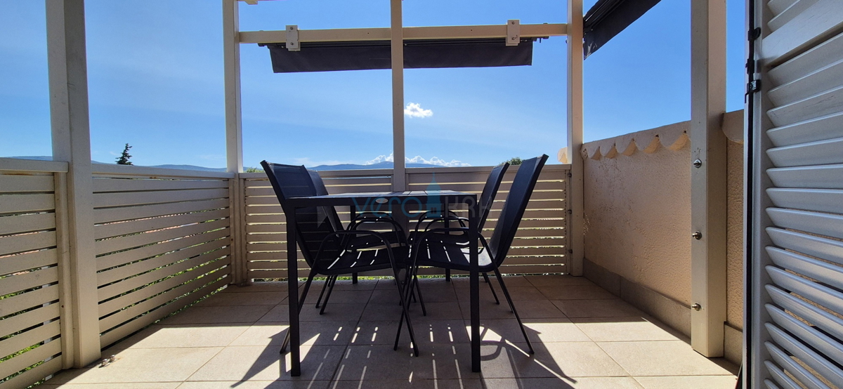 Città di Krk, periferia, casa indipendente con 3 appartamenti, giardino, vista mare, in vendita