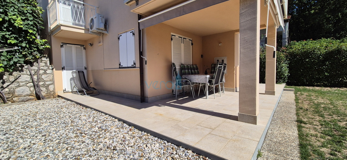 Città di Krk, periferia, casa indipendente con 3 appartamenti, giardino, vista mare, in vendita