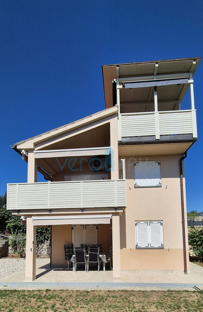 Città di Krk, periferia, casa indipendente con 3 appartamenti, giardino, vista mare, in vendita