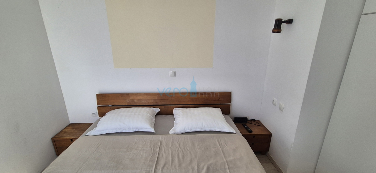 Città di Krk, periferia, casa indipendente con 3 appartamenti, giardino, vista mare, in vendita