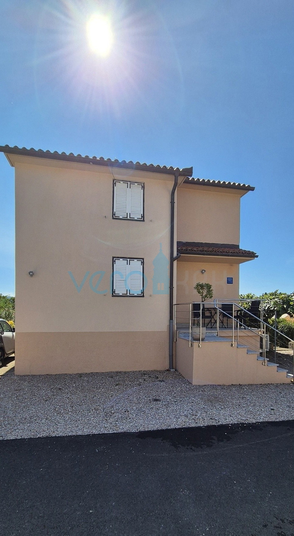 Città di Krk, periferia, casa indipendente con 3 appartamenti, giardino, vista mare, in vendita