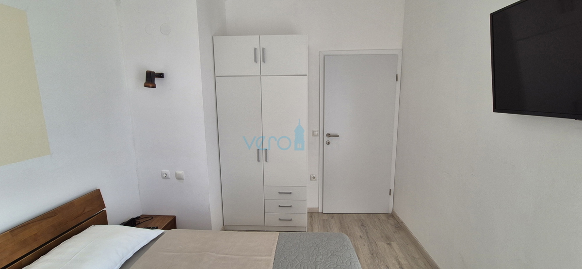 Città di Krk, periferia, casa indipendente con 3 appartamenti, giardino, vista mare, in vendita