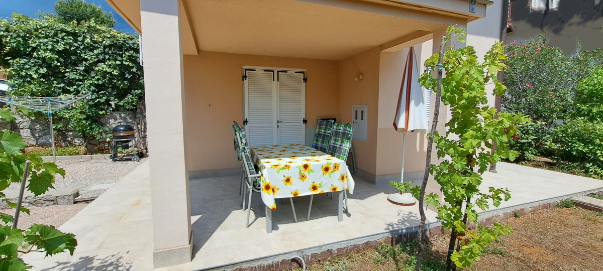 Città di Krk, periferia, casa indipendente con 3 appartamenti, giardino, vista mare, in vendita