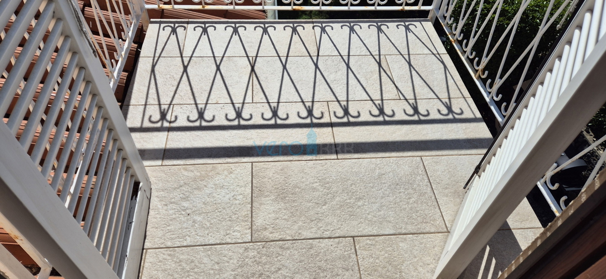 Città di Krk, periferia, casa indipendente con 3 appartamenti, giardino, vista mare, in vendita