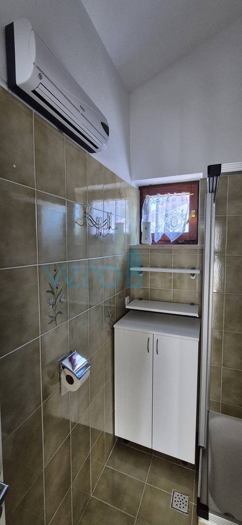 Città di Krk, periferia, casa indipendente con 3 appartamenti, giardino, vista mare, in vendita