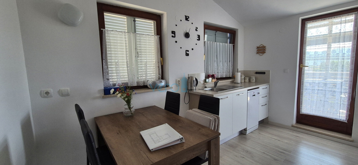 Città di Krk, periferia, casa indipendente con 3 appartamenti, giardino, vista mare, in vendita