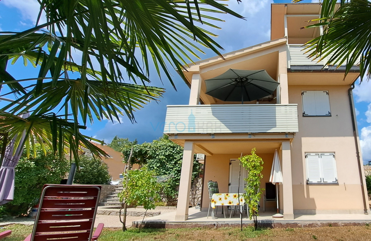 Città di Krk, periferia, casa indipendente con 3 appartamenti, giardino, vista mare, in vendita