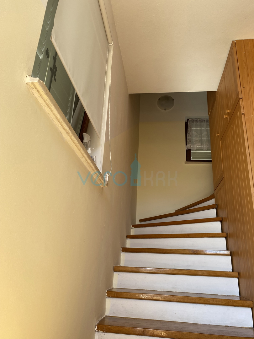 Città di Krk, periferia, casa indipendente con 3 appartamenti, giardino, vista mare, in vendita