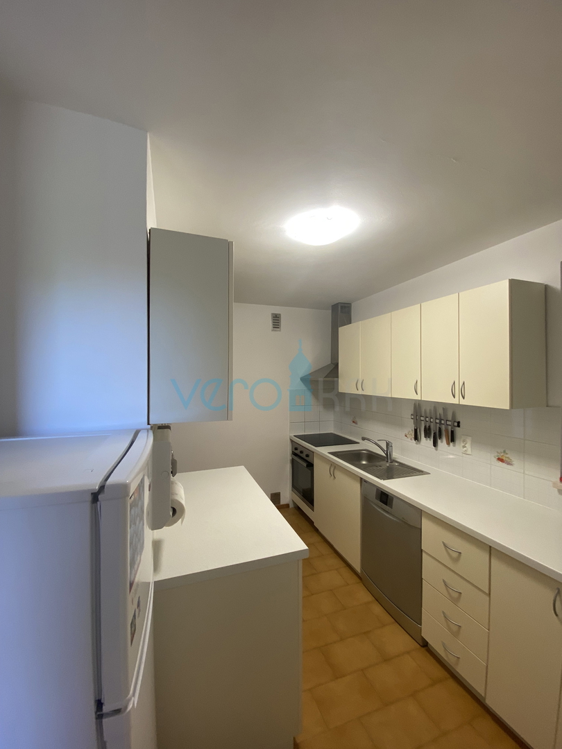 Città di Krk, periferia, casa indipendente con 3 appartamenti, giardino, vista mare, in vendita