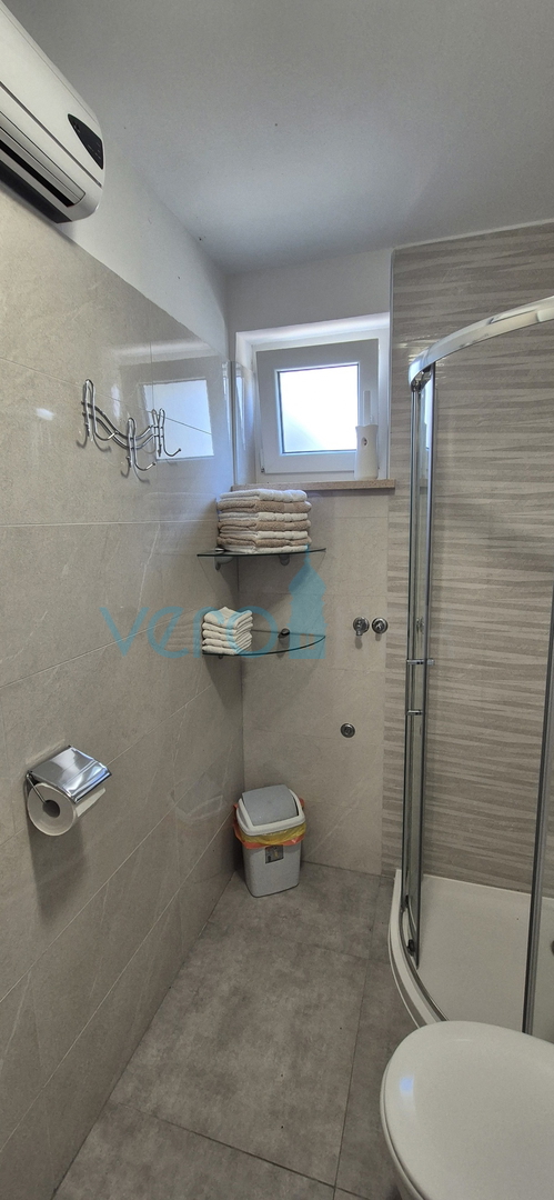 Città di Krk, periferia, casa indipendente con 3 appartamenti, giardino, vista mare, in vendita