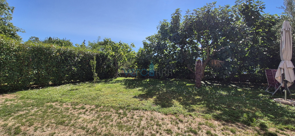 Città di Krk, periferia, casa indipendente con 3 appartamenti, giardino, vista mare, in vendita