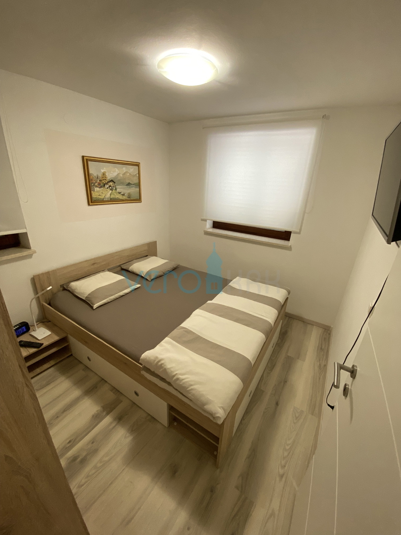 Città di Krk, periferia, casa indipendente con 3 appartamenti, giardino, vista mare, in vendita