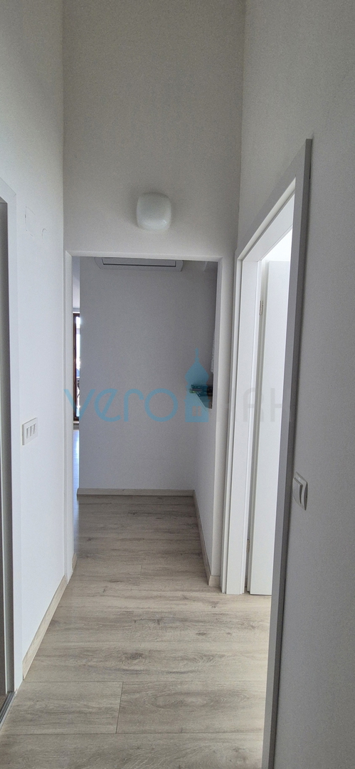 Città di Krk, periferia, casa indipendente con 3 appartamenti, giardino, vista mare, in vendita