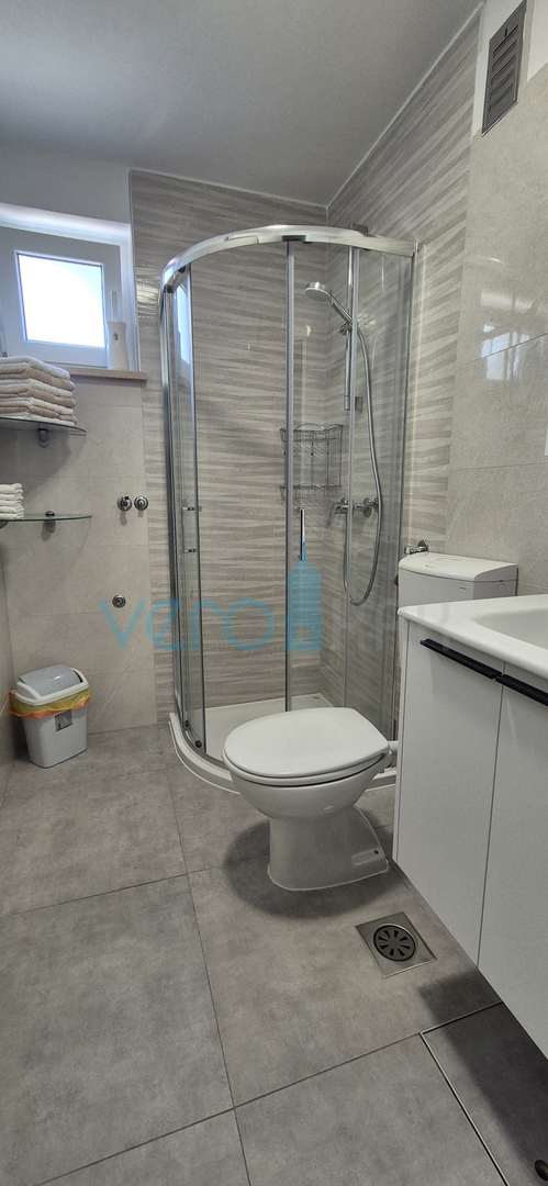 Città di Krk, periferia, casa indipendente con 3 appartamenti, giardino, vista mare, in vendita