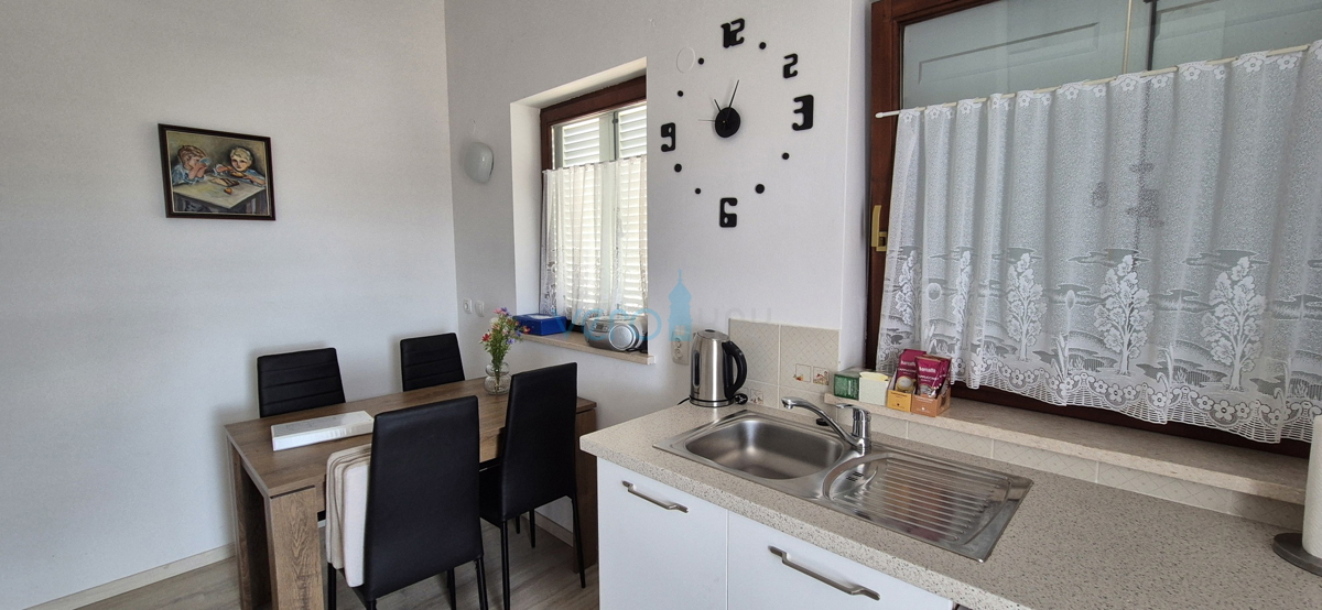 Città di Krk, periferia, casa indipendente con 3 appartamenti, giardino, vista mare, in vendita