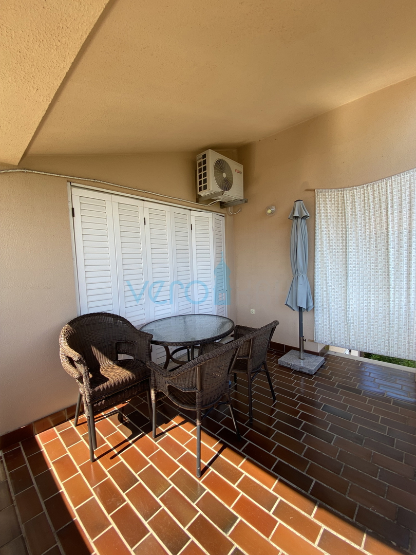 Città di Krk, periferia, casa indipendente con 3 appartamenti, giardino, vista mare, in vendita