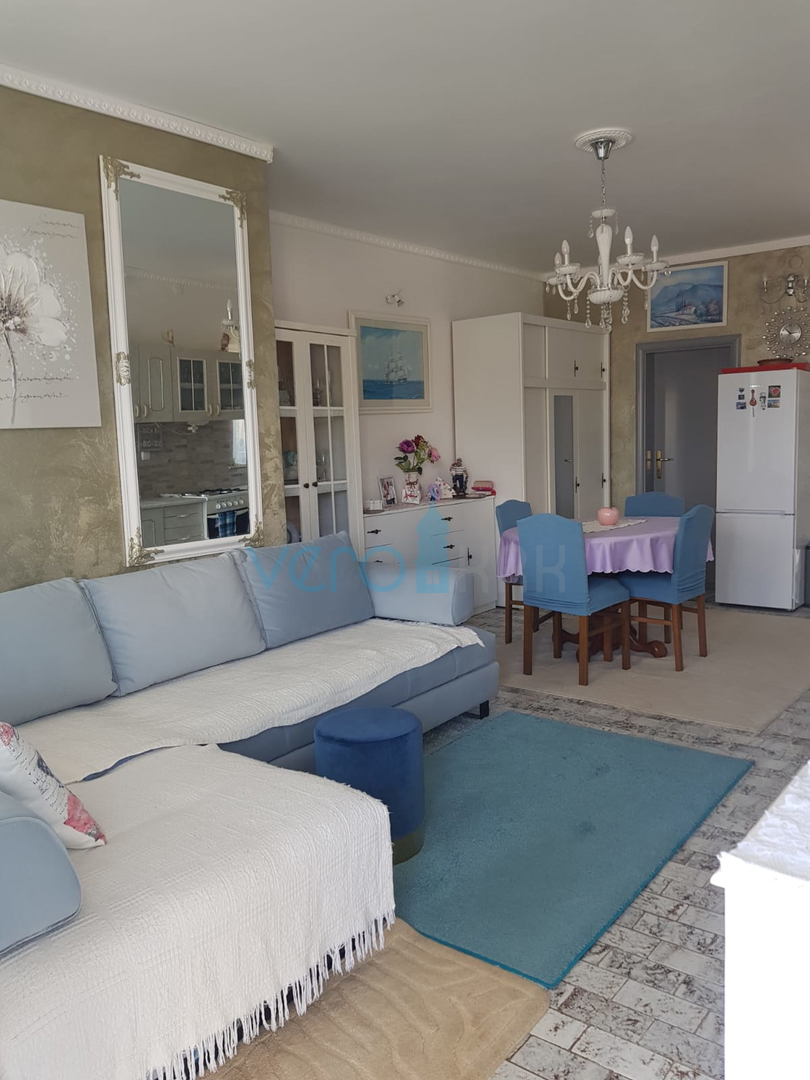 Malinska, dintorni, appartamento 50 m2 con vista, cortile 80 m dalla spiaggia, in vendita