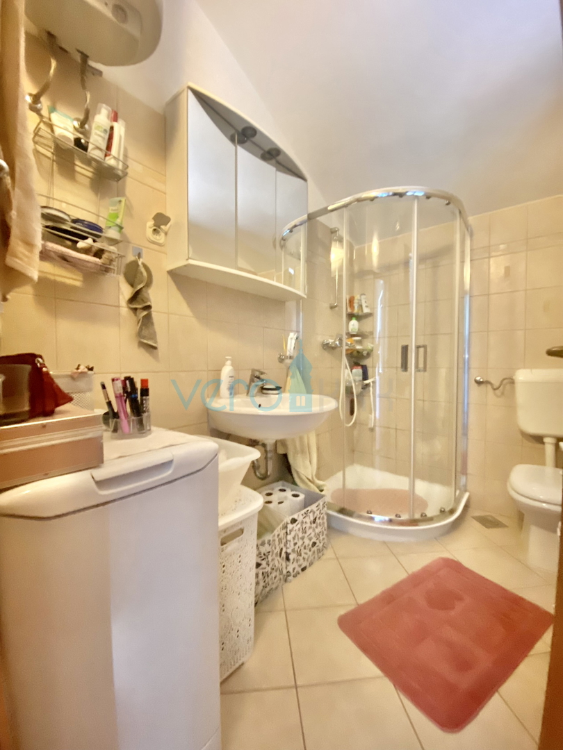 Dobrinj, Casa indipendente con giardino e vista mare, in vendita