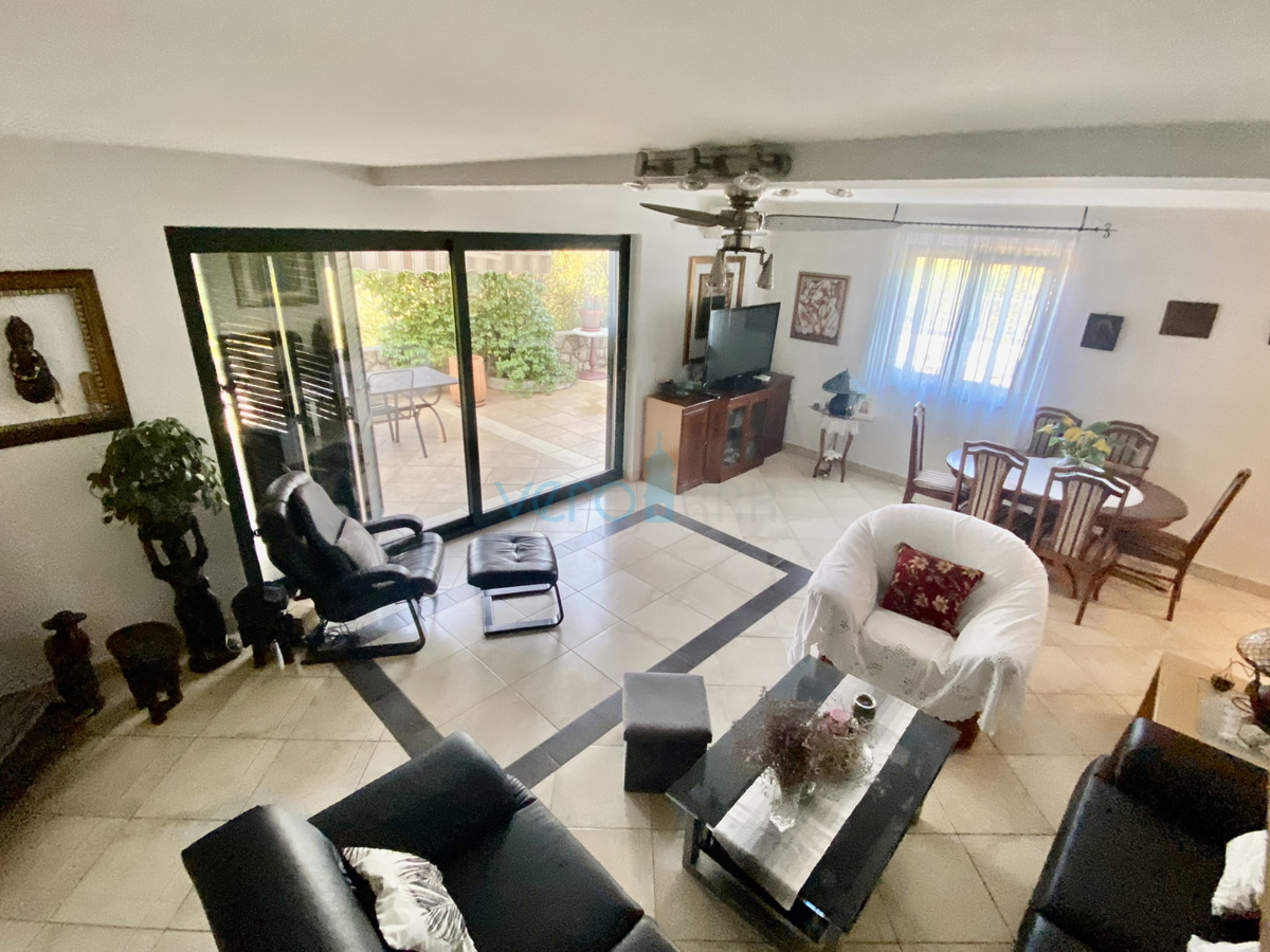 Dobrinj, Casa indipendente con giardino e vista mare, in vendita