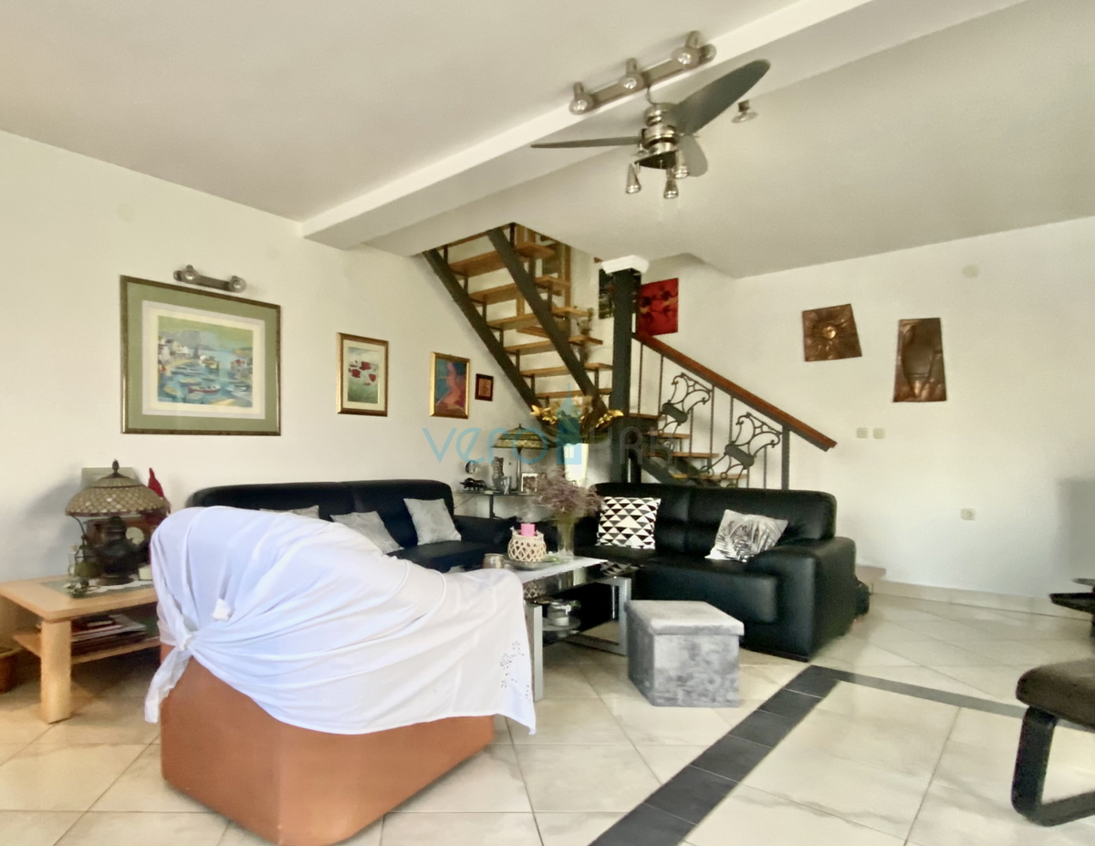 Dobrinj, Casa indipendente con giardino e vista mare, in vendita