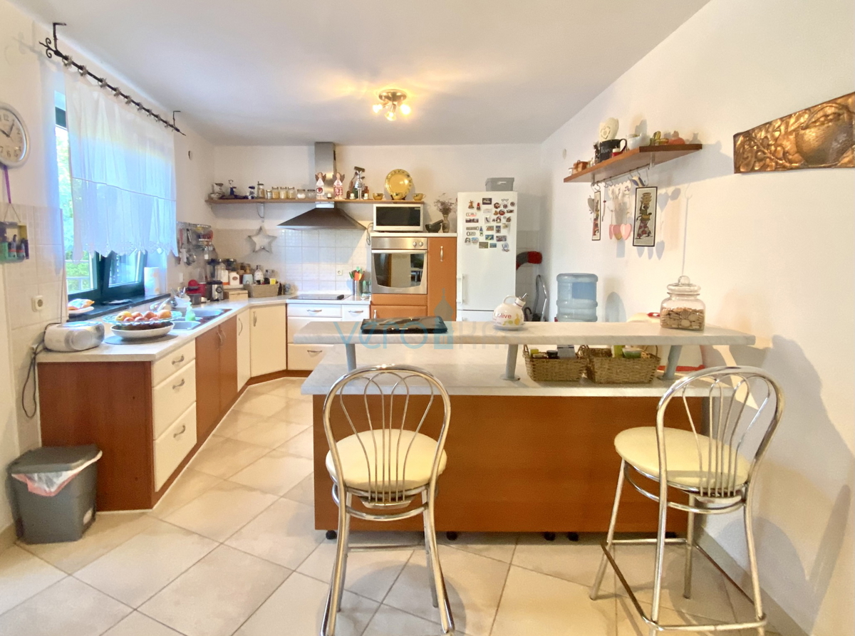 Dobrinj, Casa indipendente con giardino e vista mare, in vendita